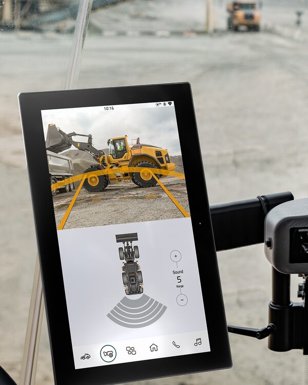 Achteruitrijcamera en radardetectie op het Volvo Co-Pilot-display van een Volvo-wiellader