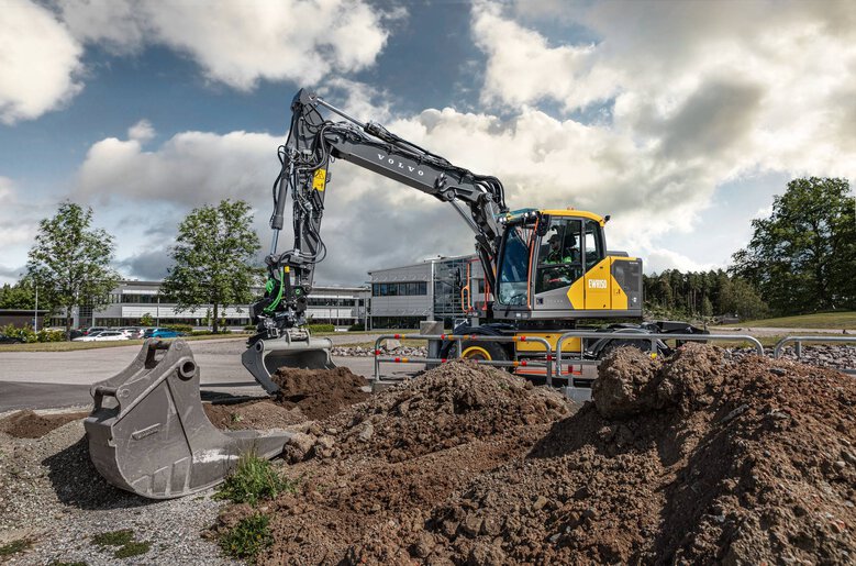 Pelle sur pneus Volvo polyvalente pour la construction de routes, idéale pour les applications nécessitant de multiples accessoires et une grande mobilité
