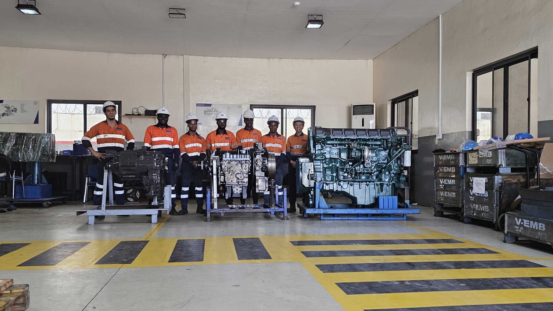 Un technicien SMT spécialisé effectuant le reconditionnement de précision d'une transmission de machine lourde dans un atelier en Afrique.