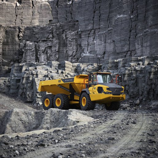 Tombereau articulé Volvo (ADT) évoluant dans un environnement de carrière difficile, démontrant une mobilité supérieure et une capacité de transport à haut volume