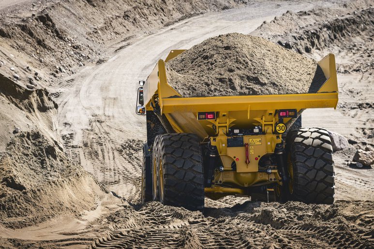 Tombereau articulé Volvo en action sur un chantier de construction routière, équipé de la technologie avancée de mémorisation du terrain pour un terrassement de haute précision