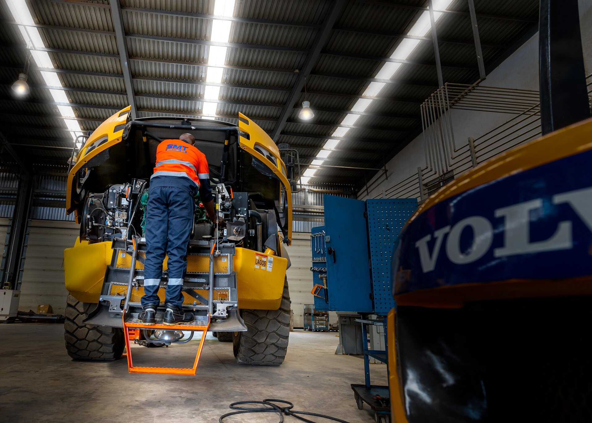 Services de maintenance et de réparation premium dans un atelier SMT Africa de haute technologie, garantissant le maintien en parfait état des machines lourdes pour minimiser les temps d'arrêt