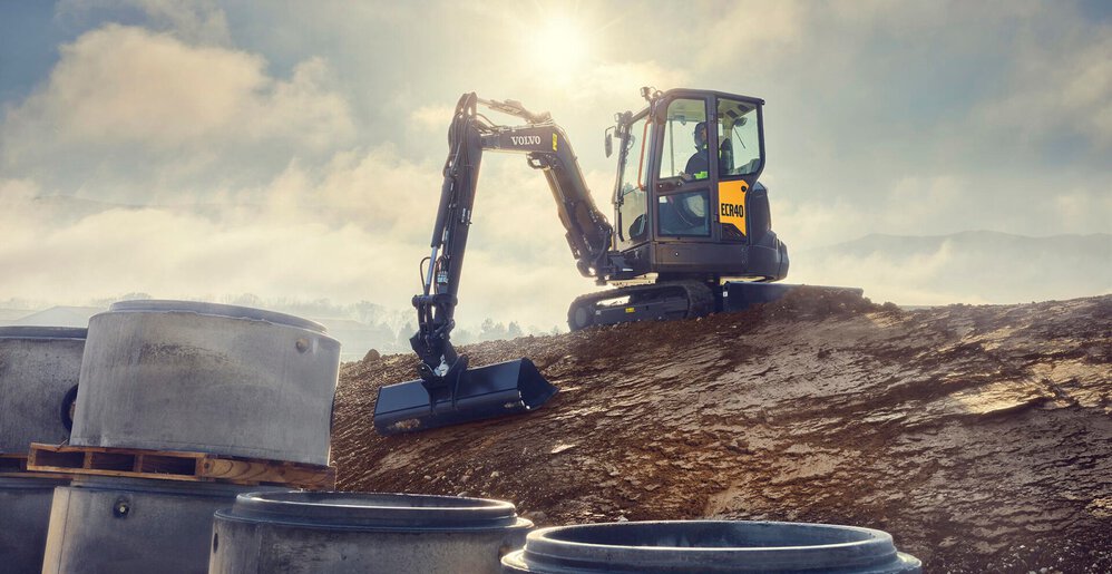 Mini-pelle compacte Volvo offrant des performances précises et une efficacité optimale sur les chantiers d'infrastructure et de construction confinés