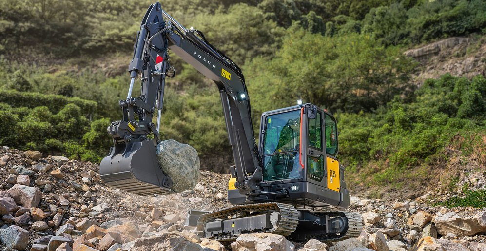 Mini-pelle Volvo offrant un creusement précis et une grande maniabilité pour les projets de construction routière exigeants dans des zones de travail confinées