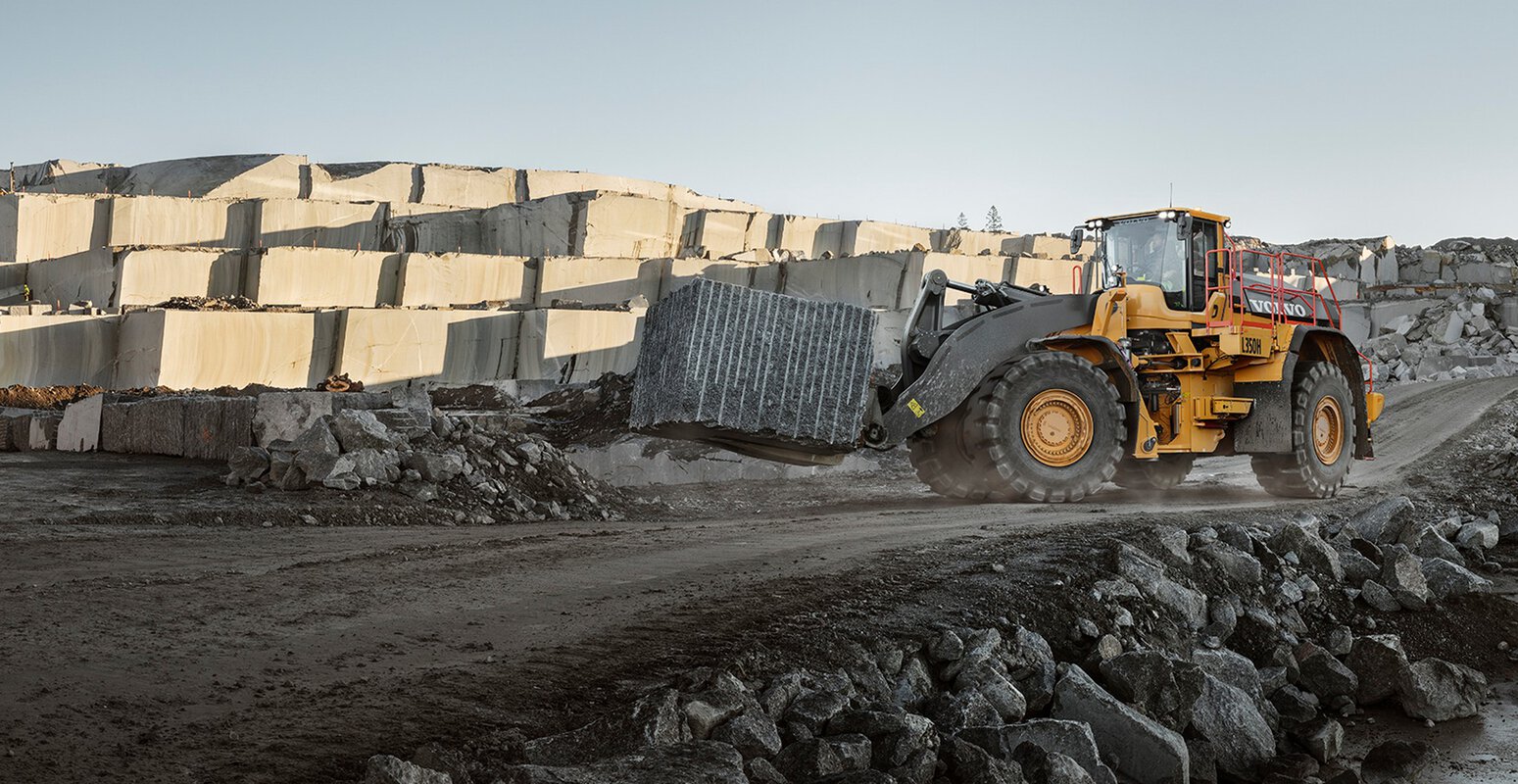 high-visibility-pallet-forks-loader-logistics