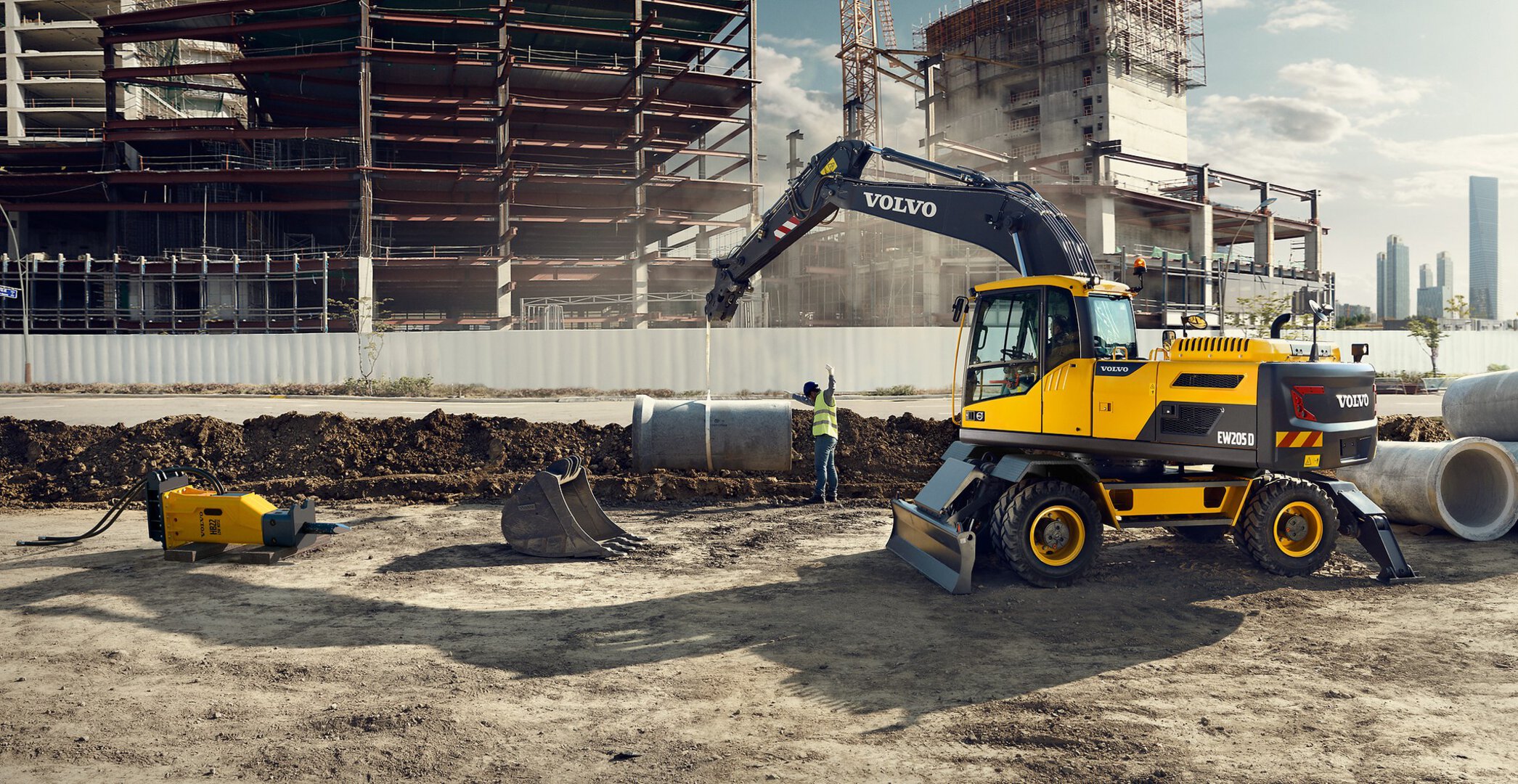 Pelle sur pneus Volvo démontrant une efficacité ultime aussi bien sur route que hors route, propulsée par le mode ECO pour des performances de creusement et un port d'outils supérieurs