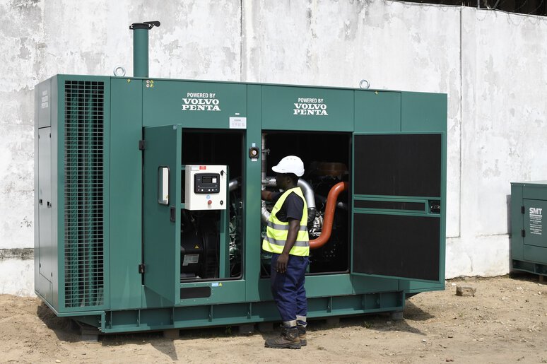 Groupe électrogène industriel haute capacité offrant une électricité de secours fiable pour les hôpitaux et les infrastructures critiques en Afrique.