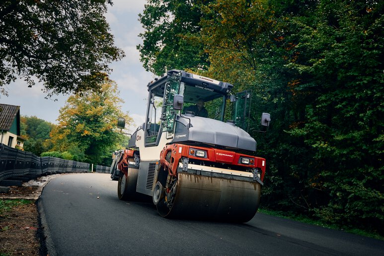 High-precision Dynapac roller engineered to work in perfect synergy with the paving train for durable and smooth road infrastructure