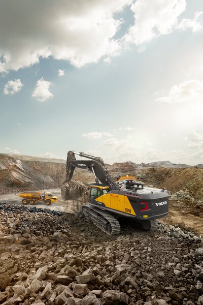 Une grande pelle minière Volvo gérant les morts-terrains lourds et dégageant le front de taille pour des opérations minières à haut rendement