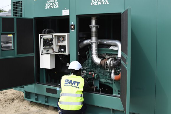 Groupes électrogènes industriels robustes motorisés par Volvo Penta, idéaux pour l’alimentation principale en mine et l’énergie de secours hospitalière.