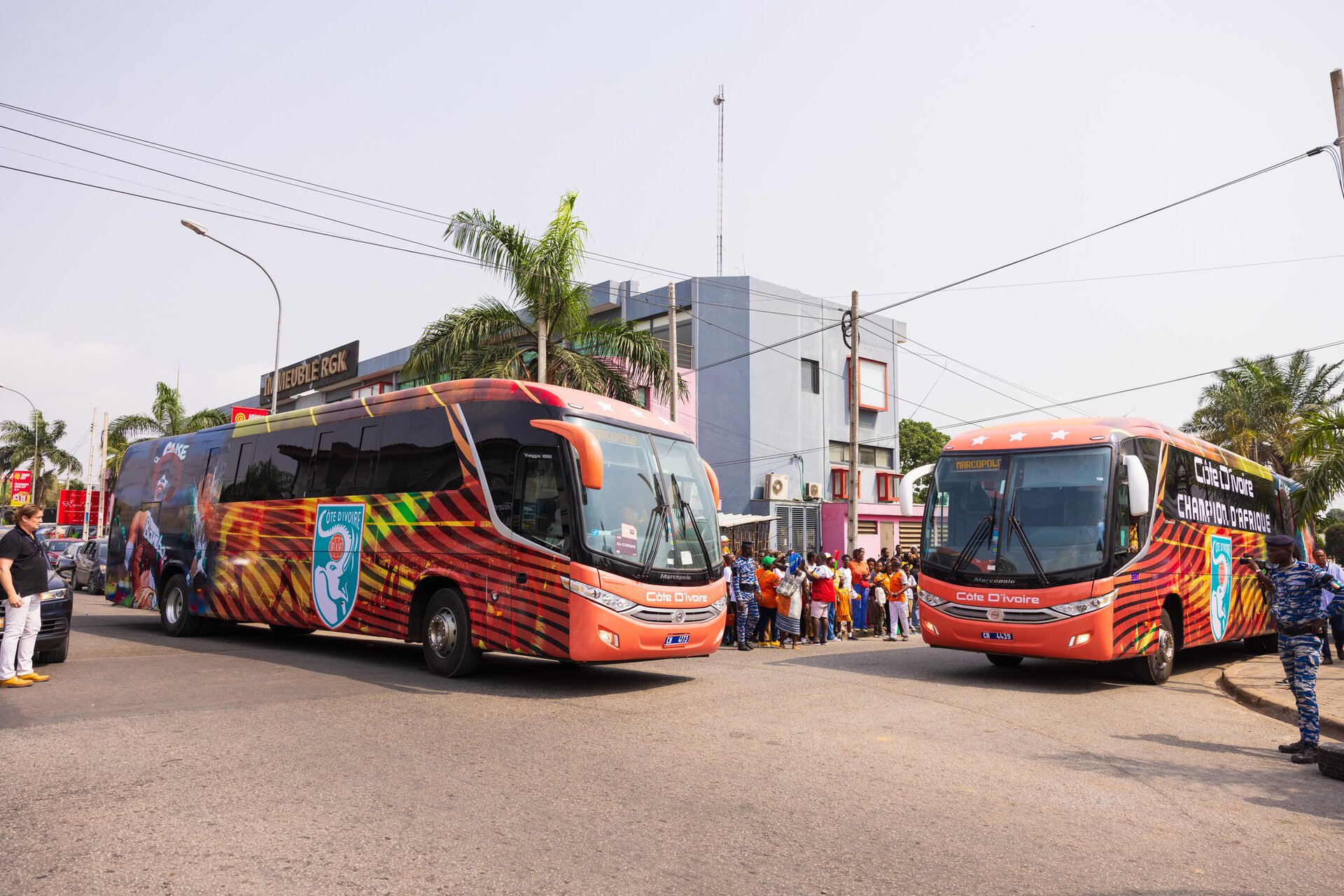 Une flotte moderne de bus et autocars premium pour le transport urbain et interurbain en Afrique, alliant châssis Volvo et carrosseries Marcopolo.