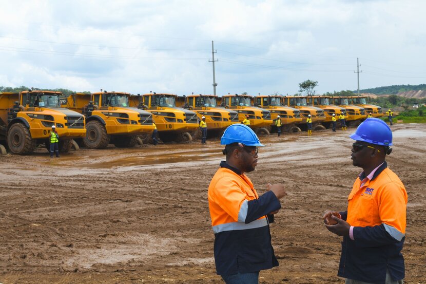 Des techniciens de terrain SMT hautement qualifiés effectuant des réparations sur site basées sur des diagnostics précis, afin de maximiser la disponibilité des équipements à travers l'Afrique