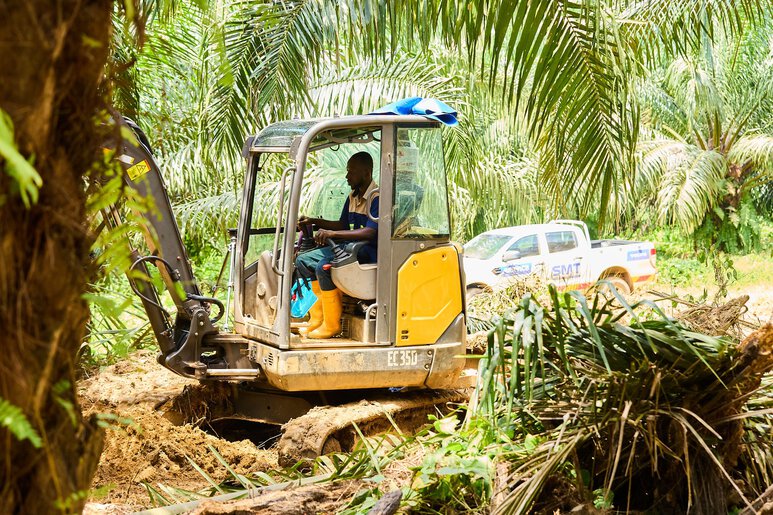 Mini-pelle Volvo offrant un creusement puissant et une grande polyvalence pour l'agriculture et les espaces agricoles restreints en Afrique