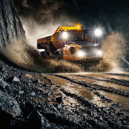 Tombereau articulé Volvo transportant de lourdes charges sur un terrain minier difficile, optimisé pour les opérations à ciel ouvert et souterraines
