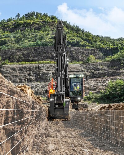 Volvo-graafmachine graaft een sleuf met Dig Assist