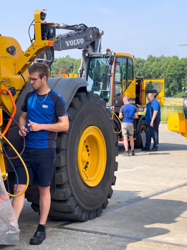 Operator in opleiding bij een Volvo ECR50 tijdens de Basis Operator Training